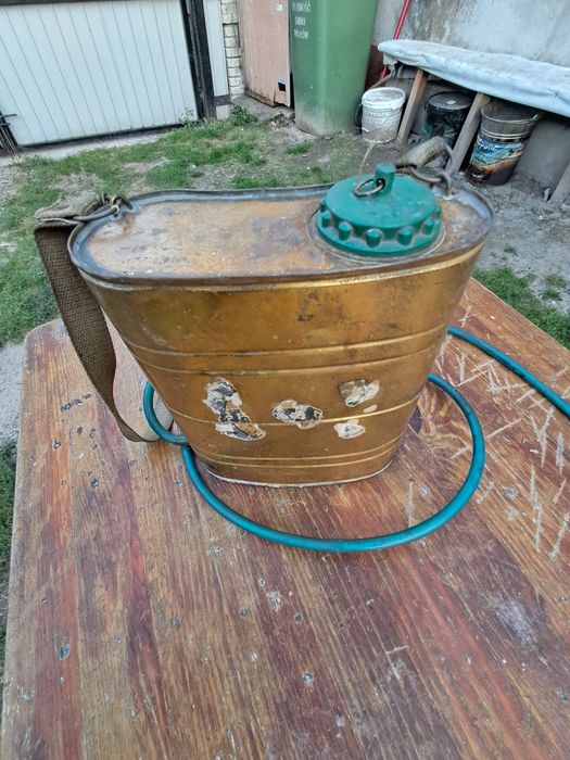 Stary opryskiwacz puzon prl