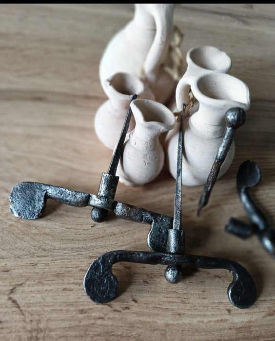 Zabytkowe okucia okien skrzynkowych.Rudery okienne.Stare okna.