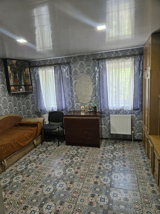 Два будинки в одному дворі