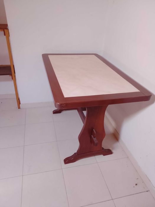 Mesa de cozinha com tampo em pedra mármore branca