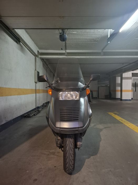 Honda CN 250 em muito bom estado.