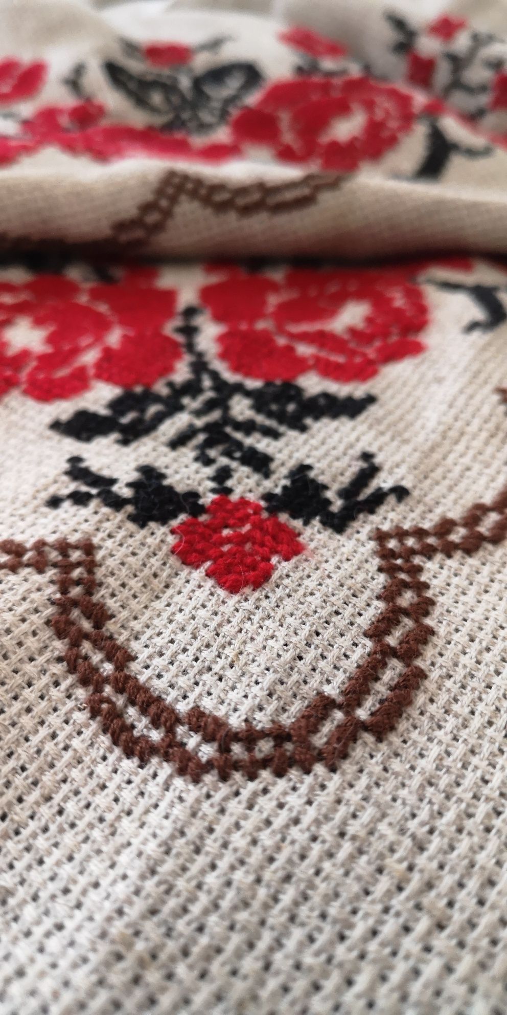 Obrus haftowany w Ukraińskim stylu robiony właśno ręcznie