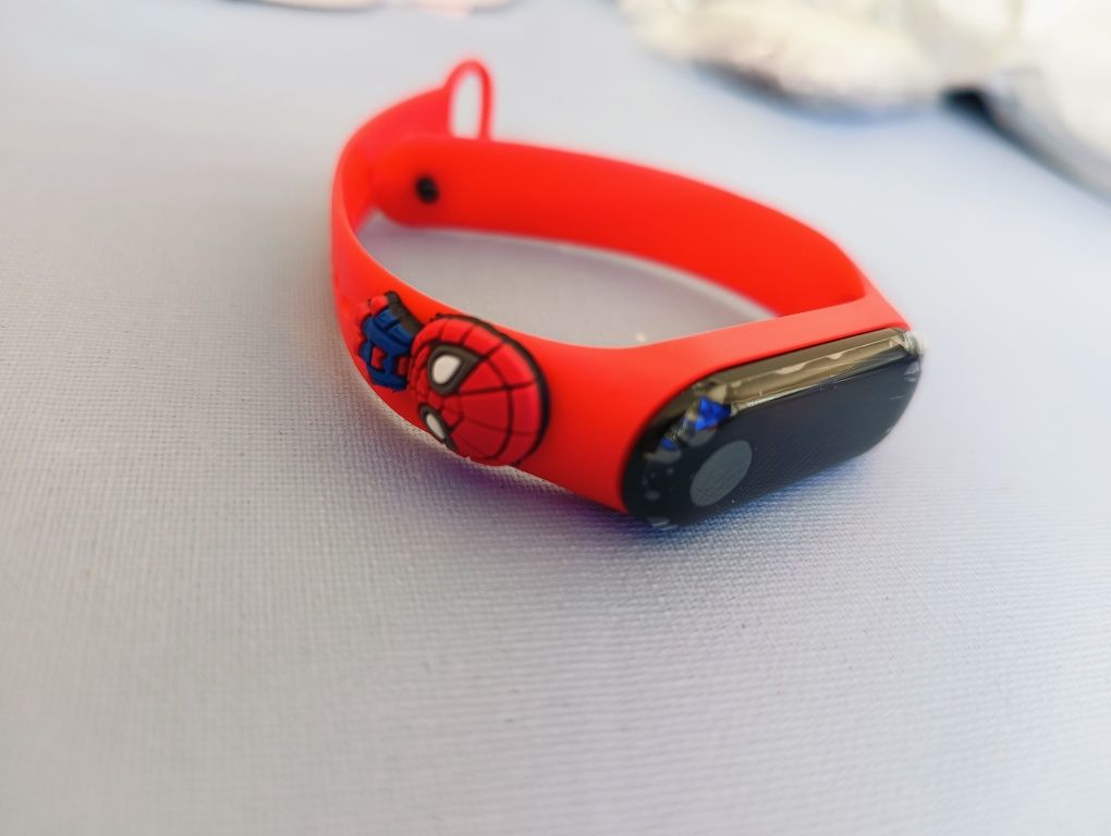 Zegarek elektroniczny  czerwony  Spiderman  śliczny NOWY