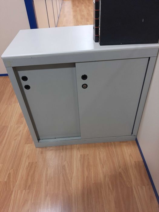 4 Móveis de metal de escritório