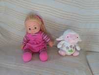 Boneca de menina e coelhinho de peluche