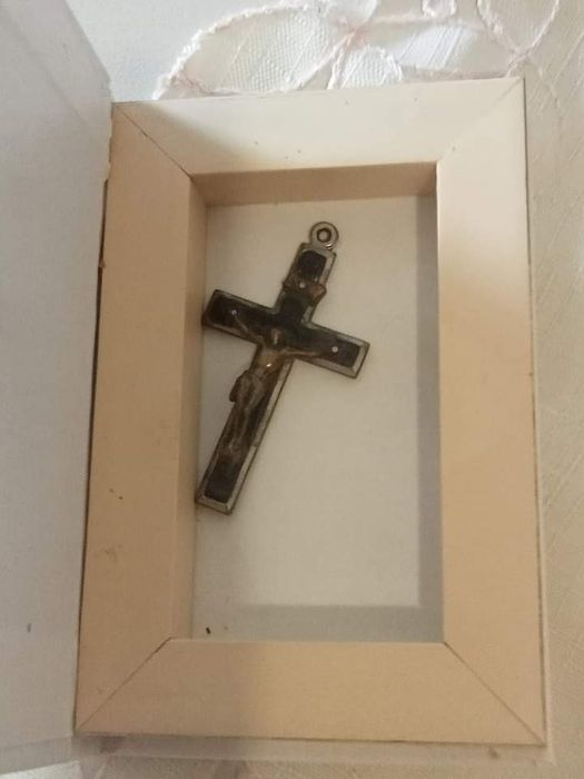 Caixa,tipo livro com motivo de prata e pendente/ crucifixo no interior
