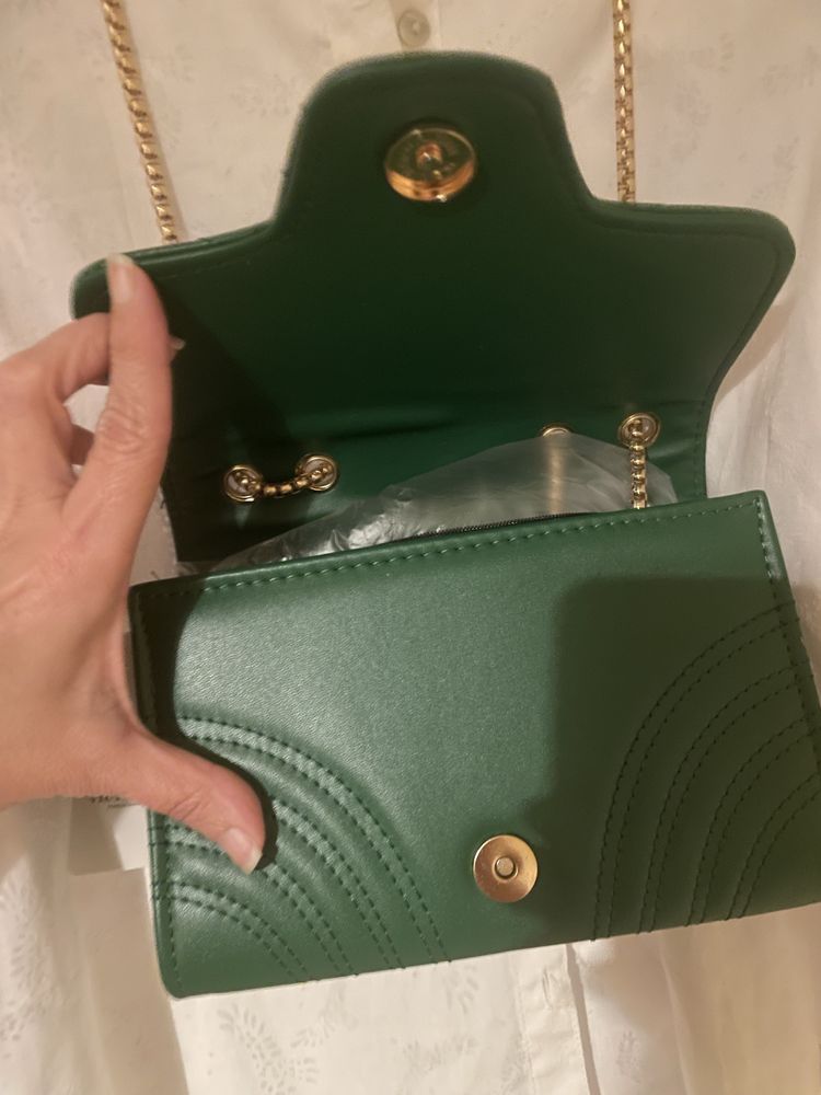 Carteira verde com corrente dourada