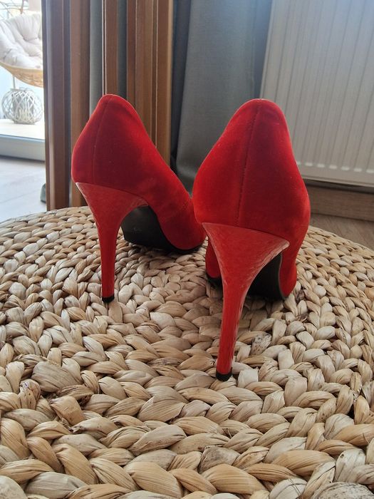 Szpilki czerwone zamsz nowe