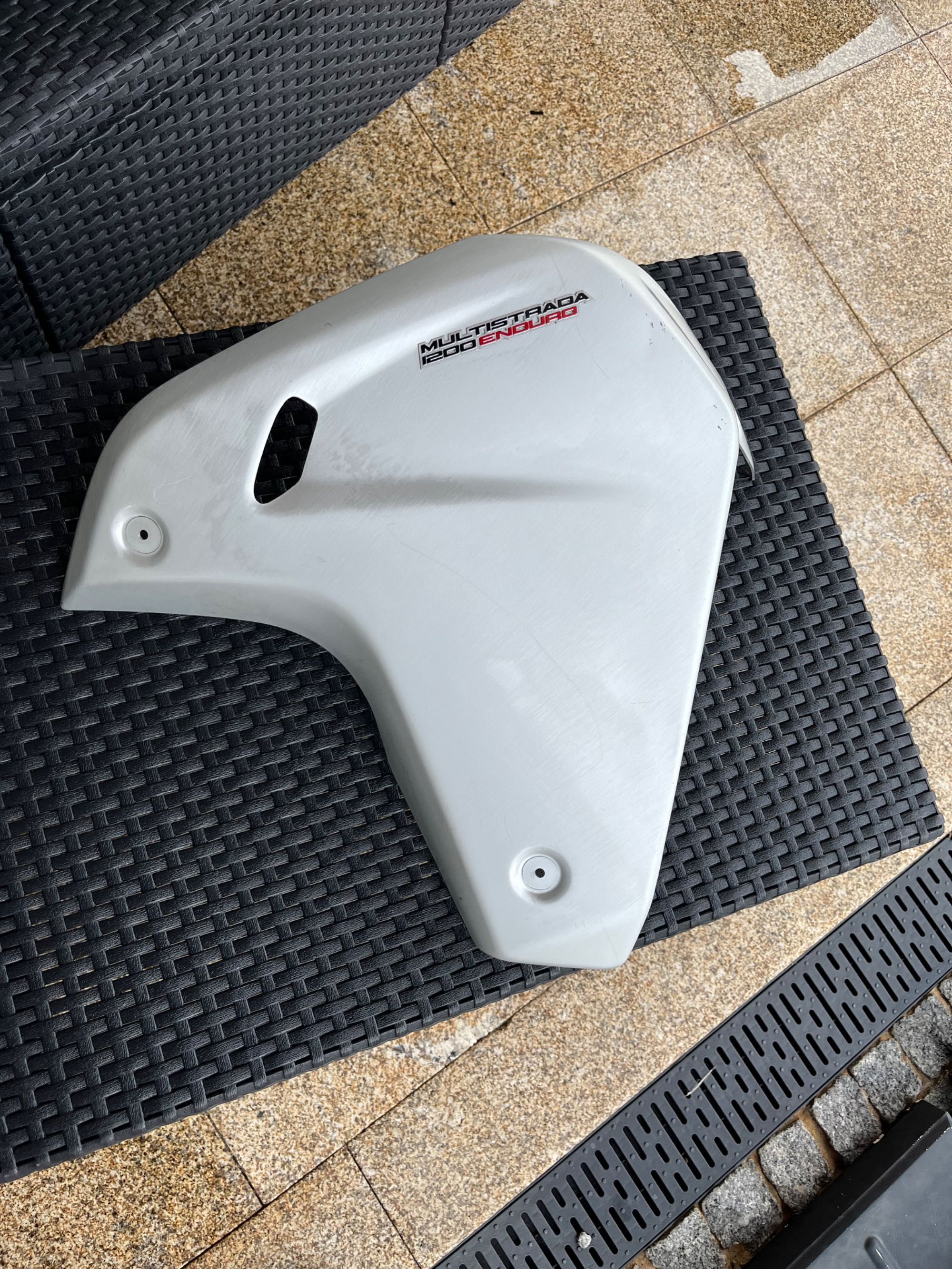 Painel lateral esquerdo depósito Ducati 1200 enduro