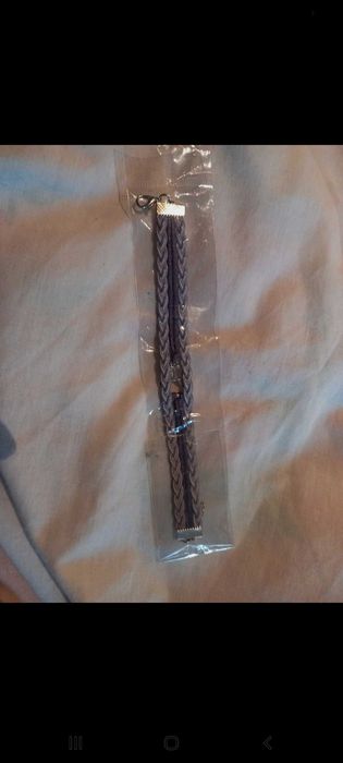 Pulseiras em fita de pele com patinha metálica - Local