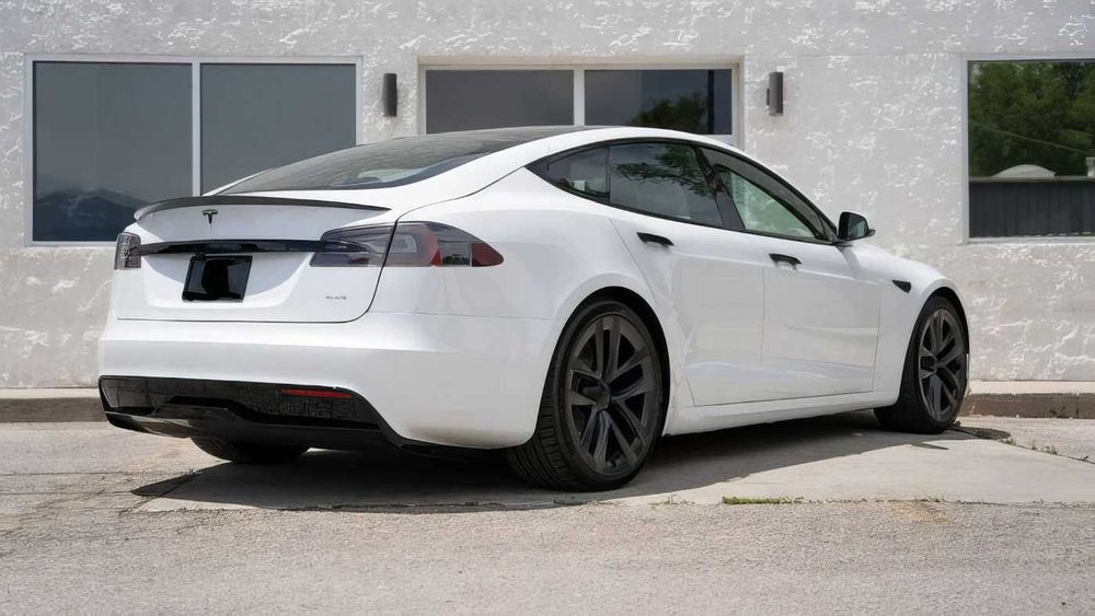 Tesla Model S Plaid      2021