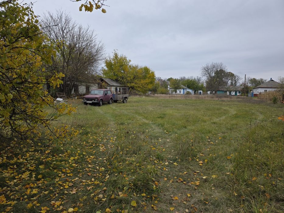 Хата  двір земельна ділянка 28 соток