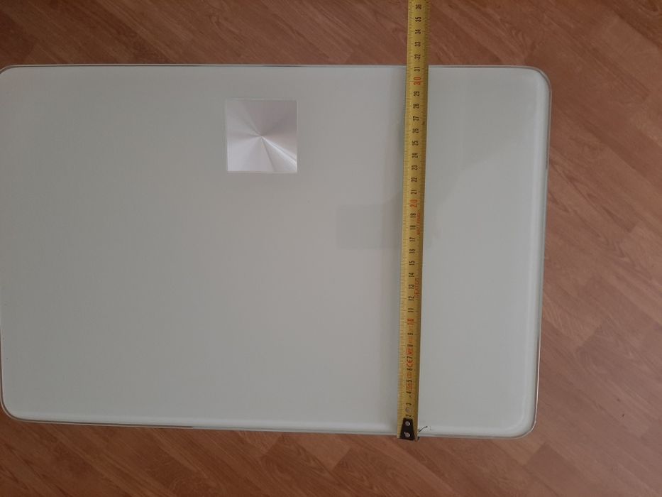 Szklany stolik pod laptopa