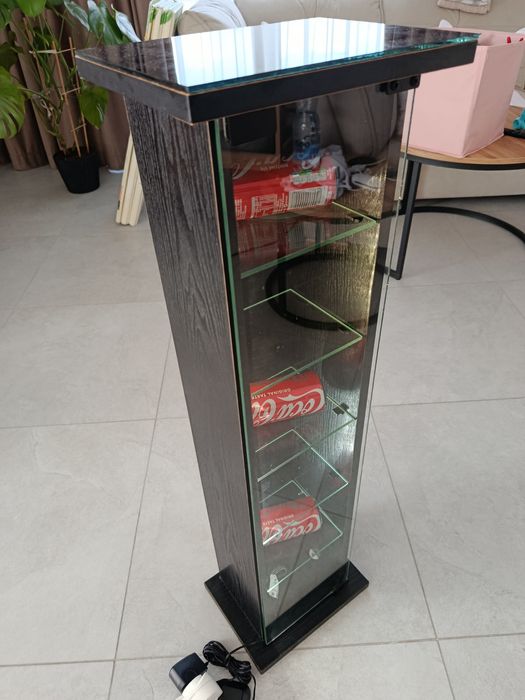 Szafka ze szkłem i LED