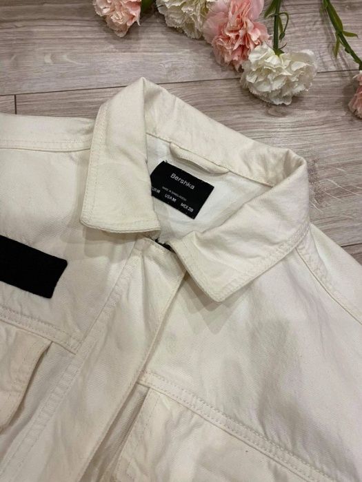 Kremowa biała kurtka jeansowa jasna Bershka z naszywkami kieszeniami M