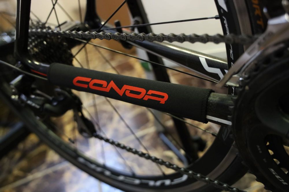 Opaska neoprenowa ochronna ramy pod łańcuchem CONOR czerwona na rzepy