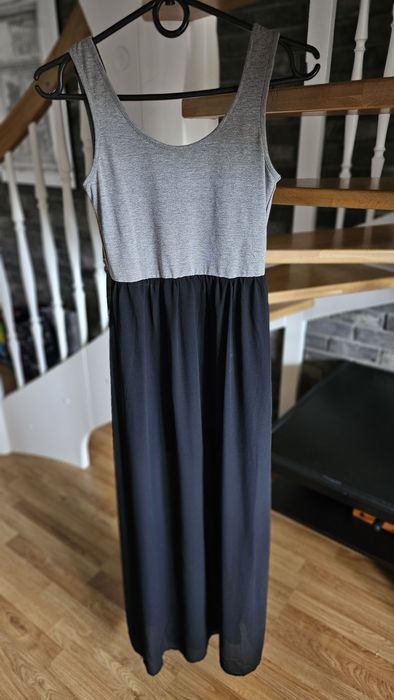 Zwiewna sukienka z łączonych materiałów.