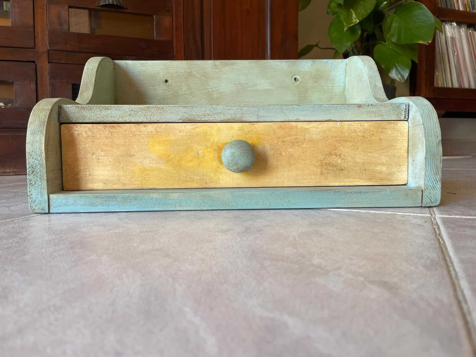 Lindíssima prateleira pintada à mão, rustica, madeira, antiga