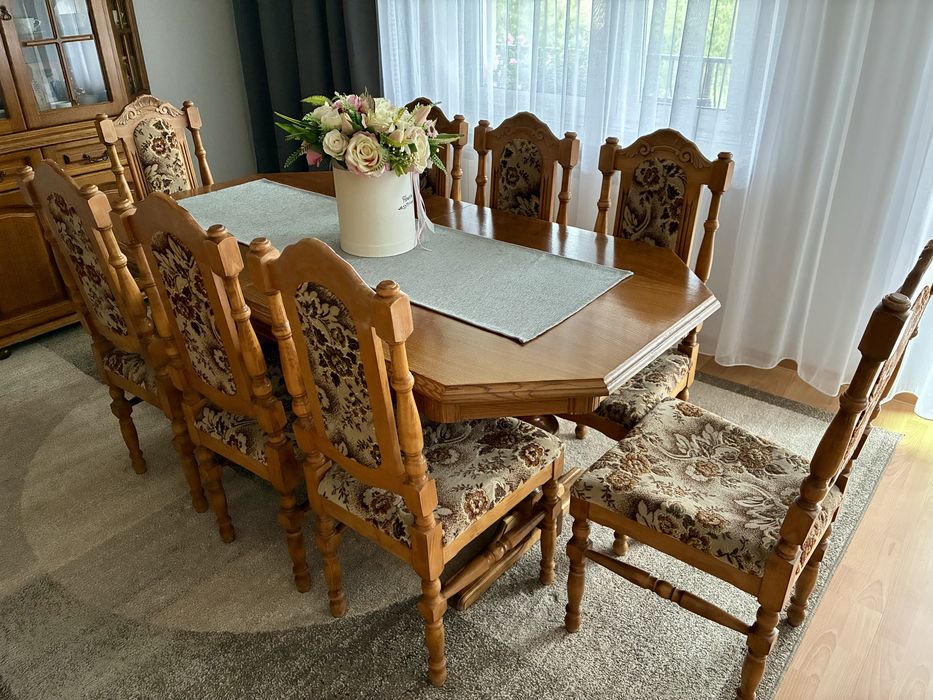 Stół dębowy rozkładany + 8 krzeseł,komoda