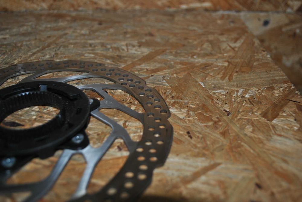 Idealna Tarcza SHIMANO 180mm RT-EM300 E-BIKE CENTERLOCK magnes