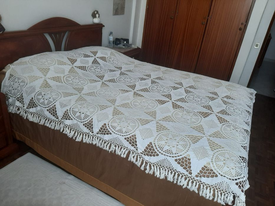 Vende-se colcha de renda feita à mão
