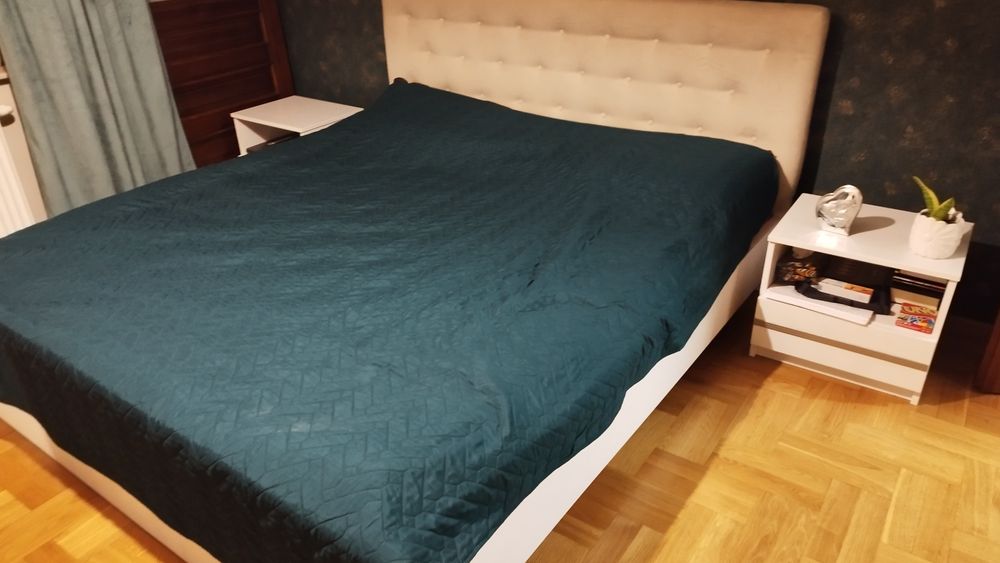 Zestaw mebli do sypialni – łóżko, szafki nocne, toaletka i lustro