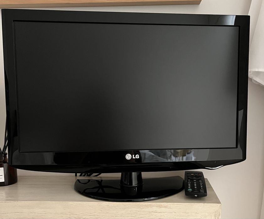 TV LG ecrã plano preta com comando