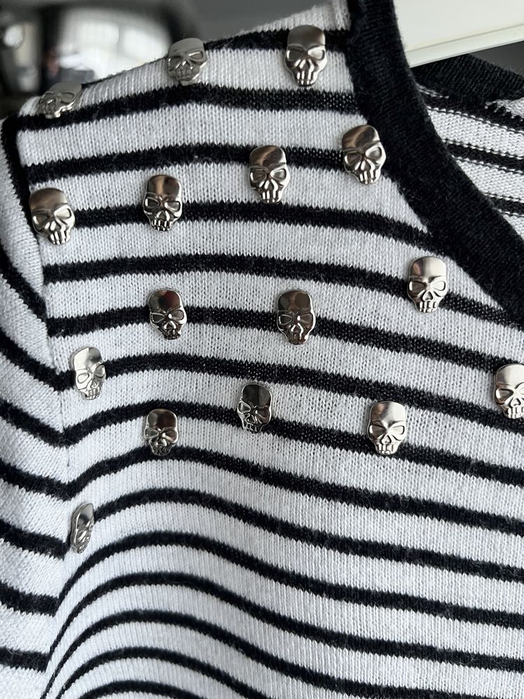 Sweterek w paski z ozdobnymi czaszkami