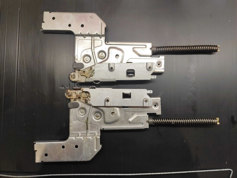 Петля права/ліва для дверей ПММ Ariston, Indesit C00302997 / C00302998