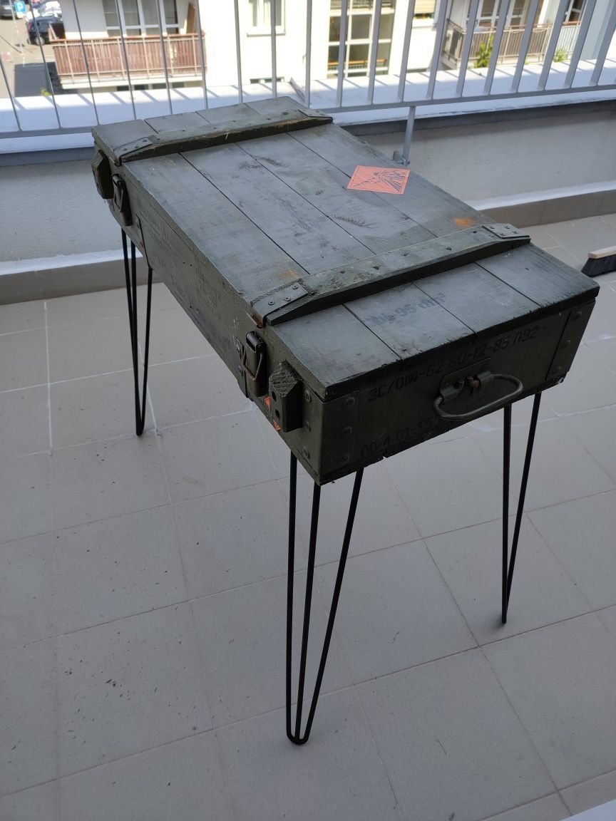 Stolik biurko vintege ze skrzyni wojskowej