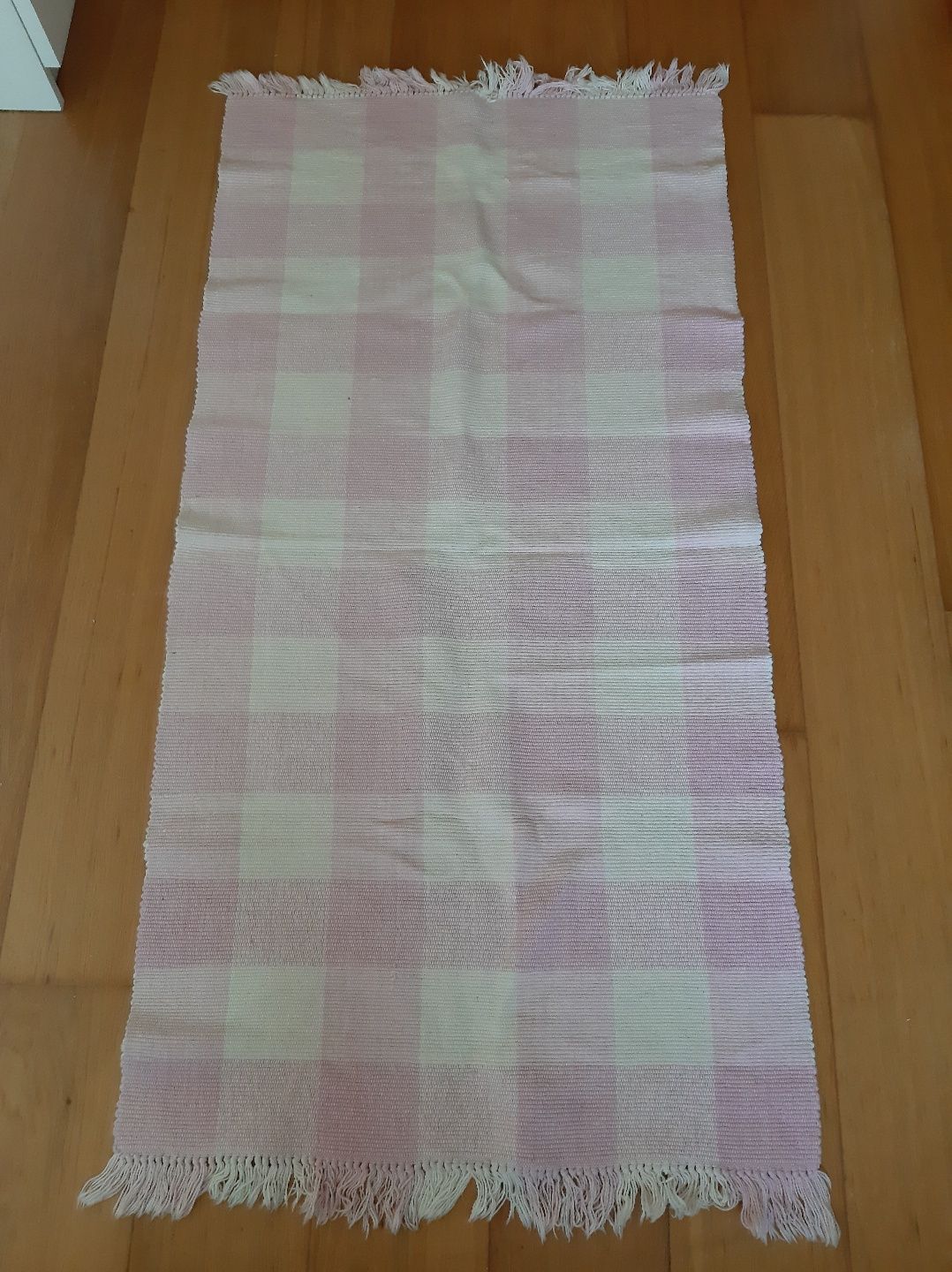 Tapete aos quadrados rosa e branco