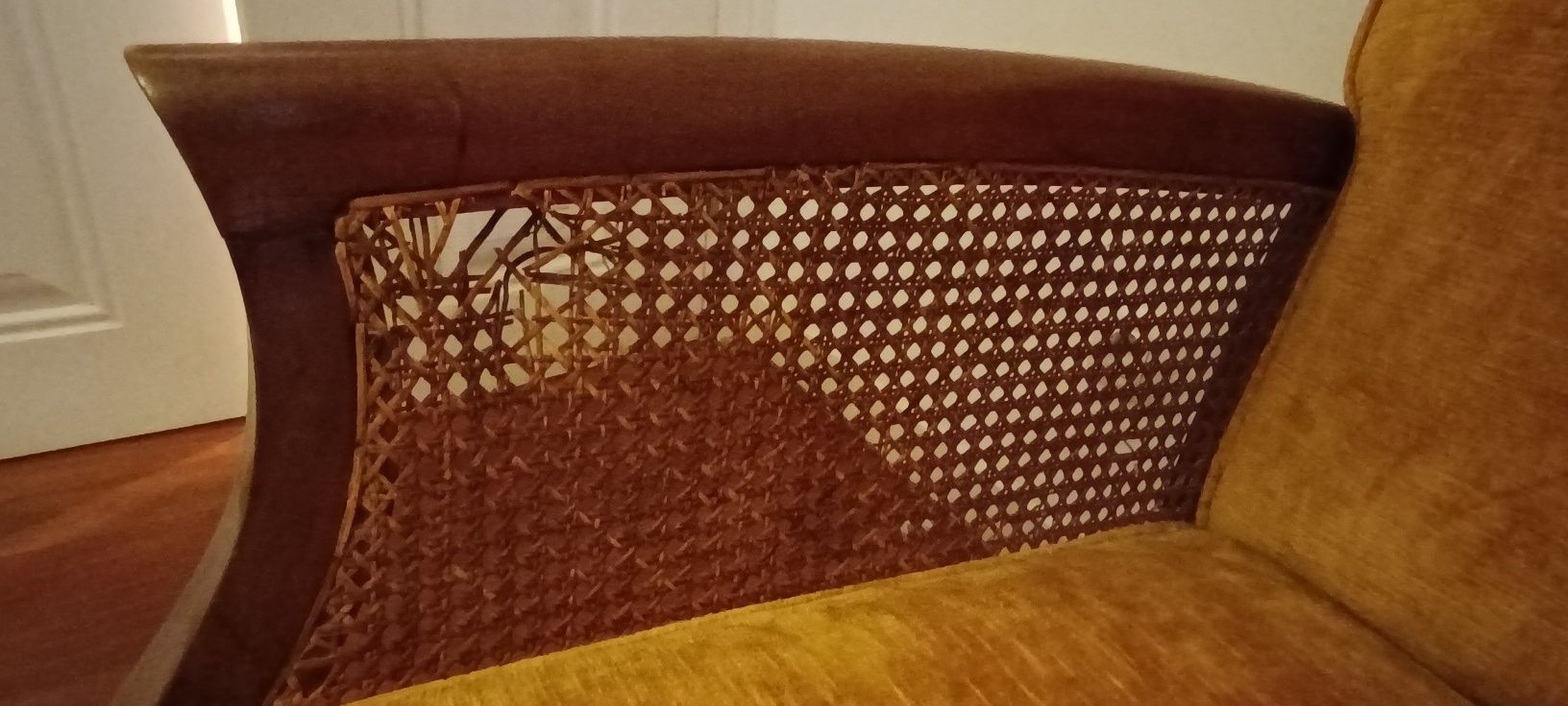 Sofá antigo em veludo amarelo e palhinha