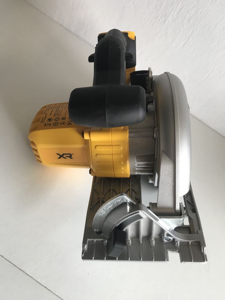 Акумуляторна дискова пила DeWalt DCS391 з Англії