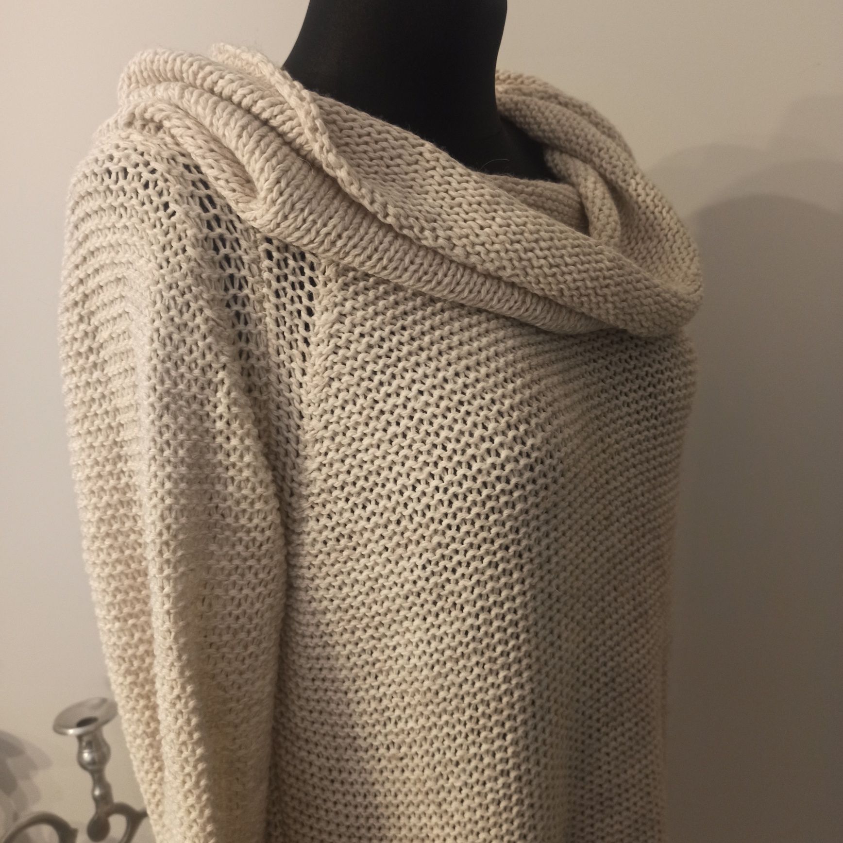 Długi beżowy sweter z kominem