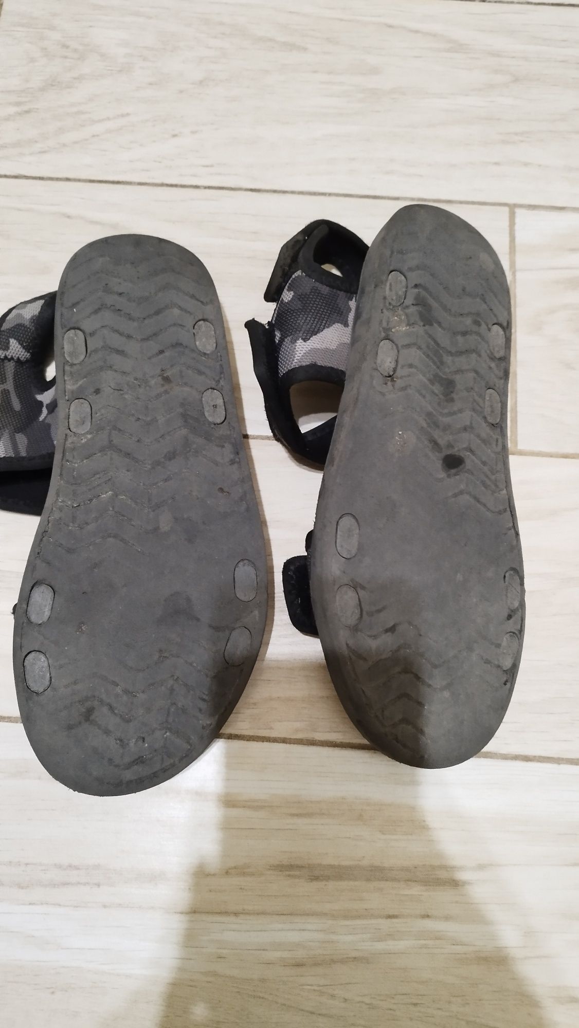Босоніжки 26 см. 150 грн.
