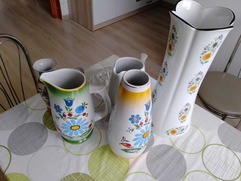 Wazony ceramiczne i wazony z kryształu oraz popielniczka