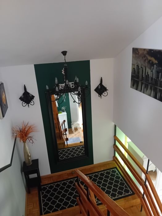 Sprzedam.. Dom z ogrodem i garażem. Z miejscem postojowym na posesji.