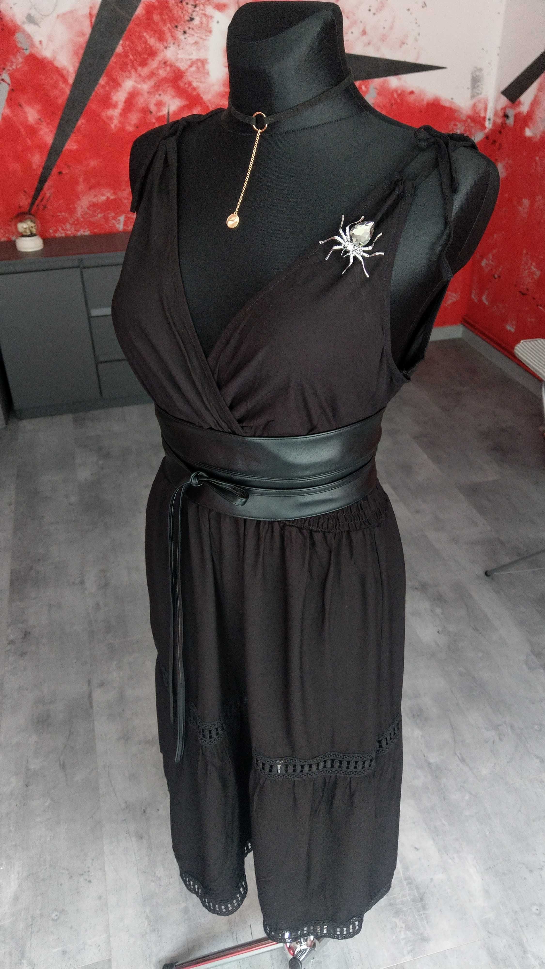 Czarna sukienka z zakładanym dekoltem w stylu boho