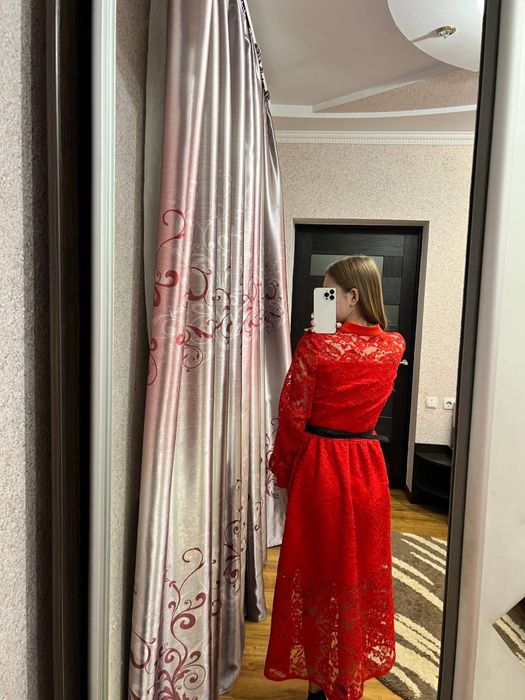 Жіноче плаття червоне