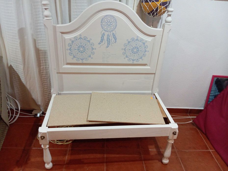 Banco feito de  uma cama