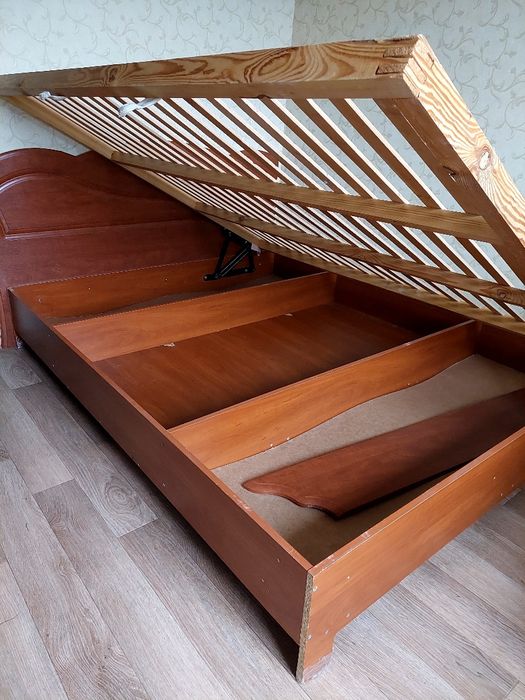 Ліжко з матрасом 160х200