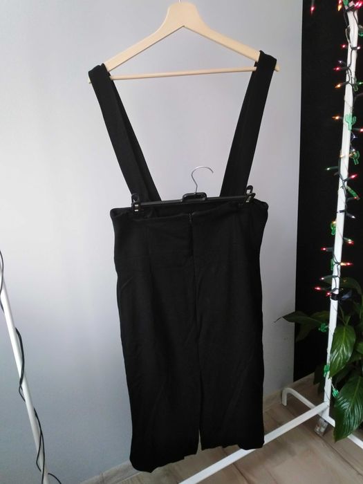 Czarna, ołówkowa spódnica na szelkach