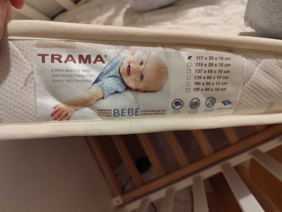 Cama de grades bébé BEBECAR com colchão e carrossel mobile