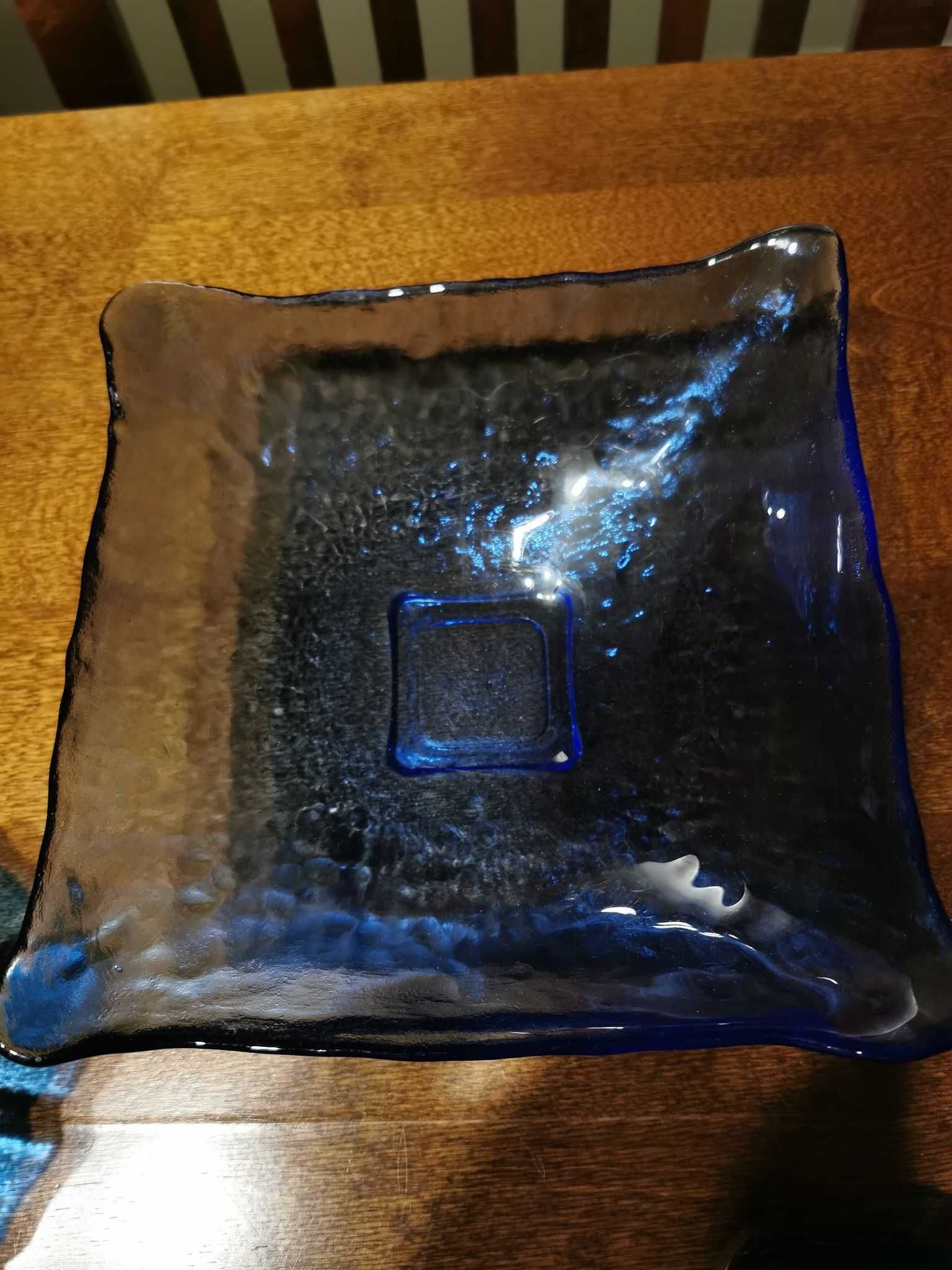 Patera w kształcie kwadratu, Ryby niebieskiego szkła  miska talerz PRL
