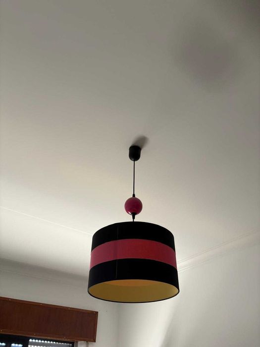 Quarto Completo c/ cama, mesinha, candeeiros, cómoda e cortinados