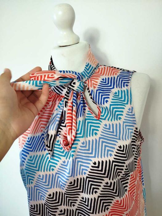 Comma kolorowa wzorzysta bluzka z wiązaniem