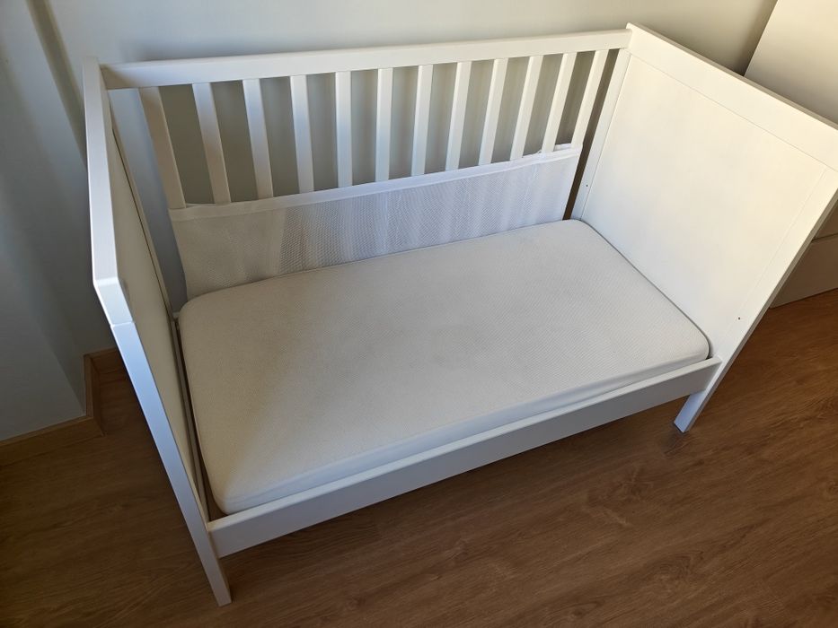 Berço em madeira IKEA Sundvik + colchão e outros