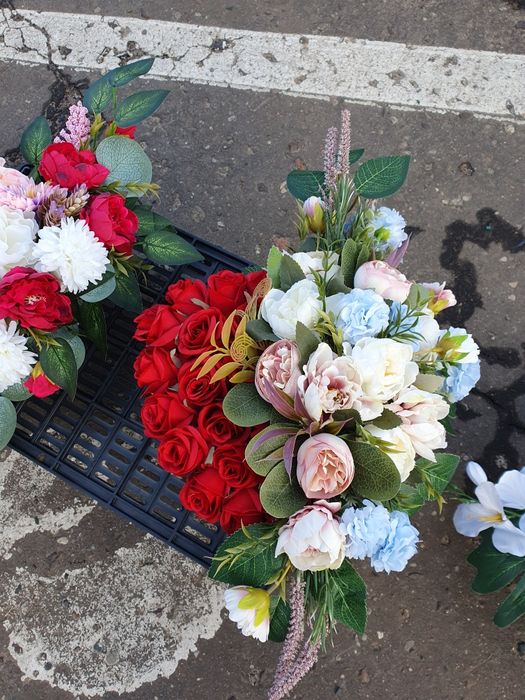 Serca z kory z kompozycją kwiatową