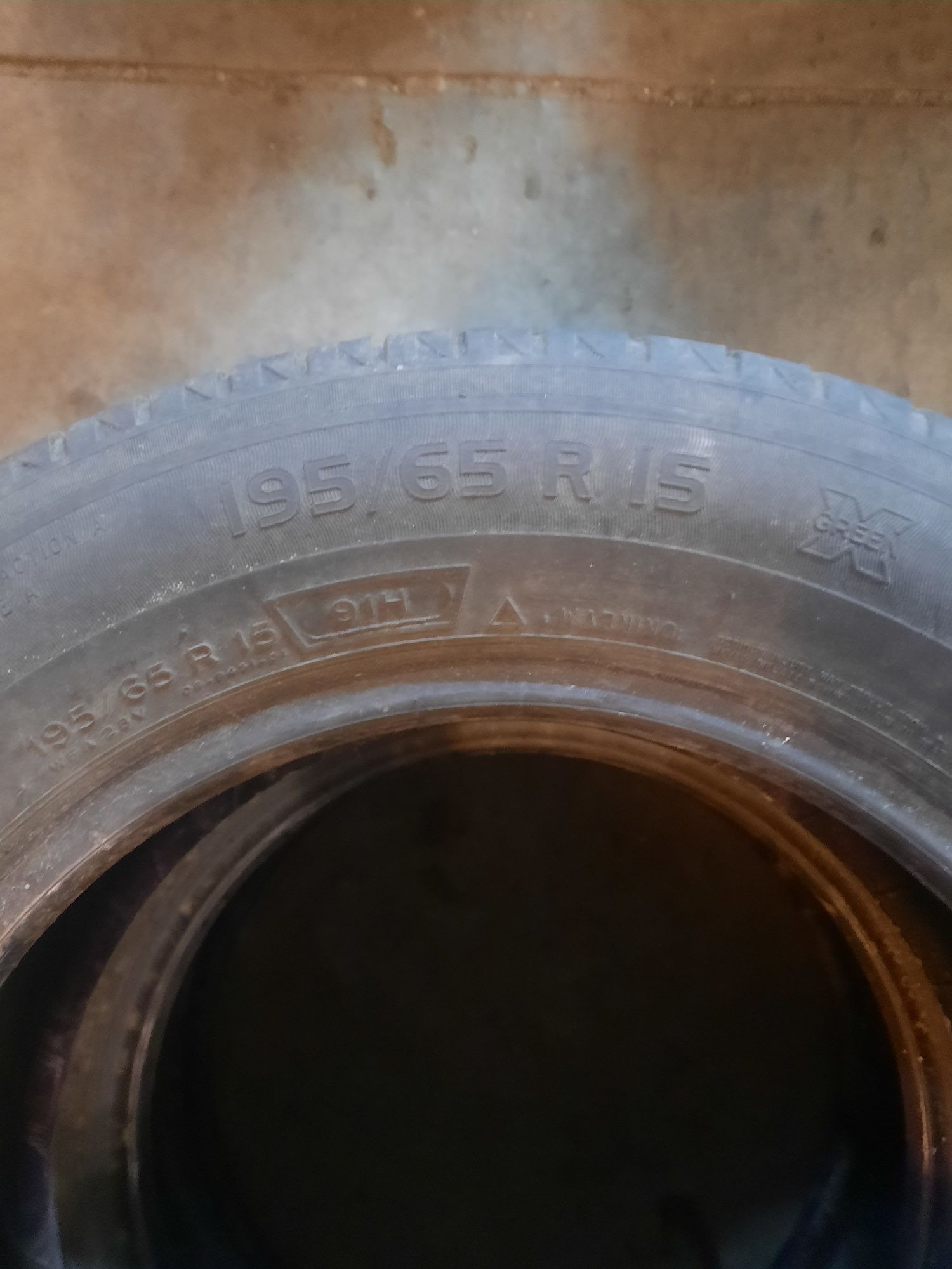 Продам резину  1 шт michelin R 15/195/65