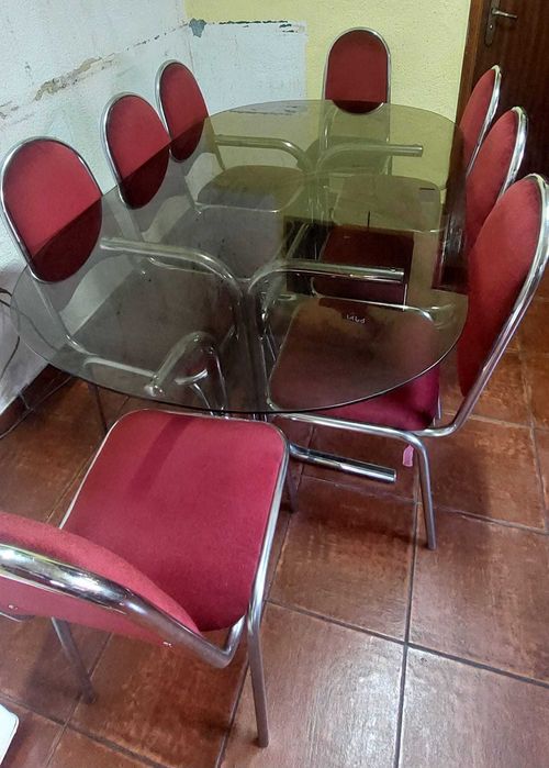 Mesa de vidro com 8 cadeiras